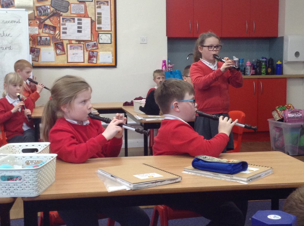 TudhoeColliery's tweet photo. Year 3 have loved their music lesson this afternoon! They're learning to play the recorder and learnt how it could help them play the clarinet when they're a bit older 🎼🎺🤗 https://t.co/XCsvyRuNR5