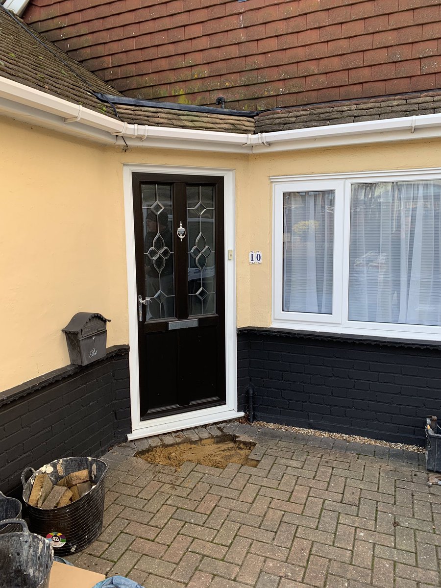 ATOUCHOFGLASS97's tweet photo. A little porch build from before Christmas.
All completed in a week &amp; the customer was over the moon.
Everything carried out by us start to finish
Including groundwork, @REHAUWindows and @FirestoneEPDM rubber roof
#rehau #windowsanddoors #doubleglazing #upminster #essex #cranham https://t.co/SetM6jkg68