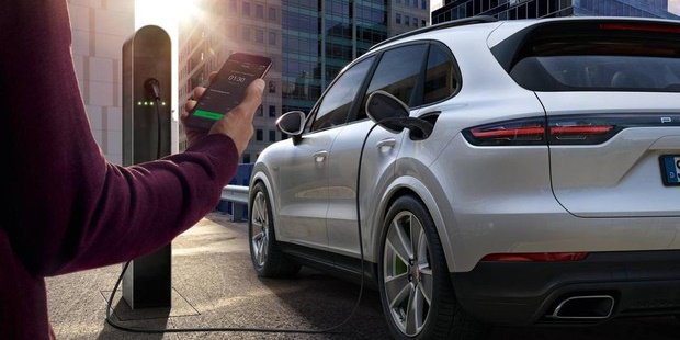 car_and_driver's tweet photo. El Porsche Charging Service llega a España #porsche #chargingservice #electricos #hibridos #recarga #españa https://t.co/kmkPr7Ag71 https://t.co/OCnUjqhtFW