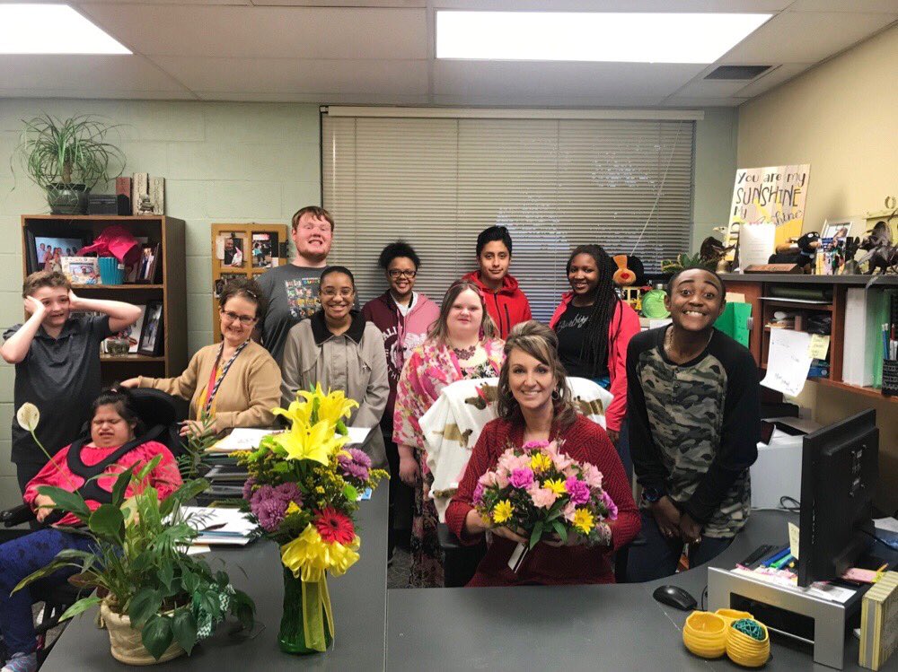 TMSEaglesRock's tweet photo. Ms. McRae’s class loves Mrs. Garcia!  She is the best!😍 https://t.co/wWYb1utfcj
