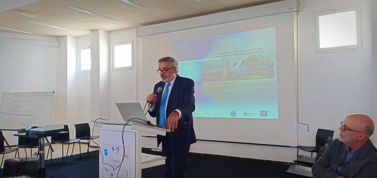 medtec4susdev's tweet photo. El doctor Luis López, Premio Canarias de Cooperación Internacional, director de Cooperación (SCS) y miembro del @#UIBS @serramajem @ULPGC intervino en la 30th NA-MIC Project Week #Canarias para hablarpProyecto en #Mozambique #formación #medicina 💉👩🔬👩⚕️👨⚕️ #medtec4susdev #MACbioIDi https://t.co/8kxGyJfPSd