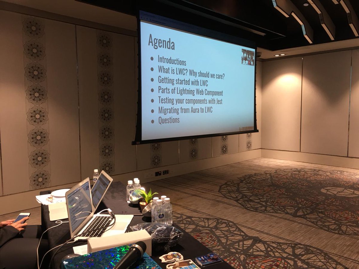 shruti4chess's tweet image. Now that's the icing on the cake! @squizzleflip introduces #LWC to @sfkeralawit. #LightningDevWeek #CodeGoals