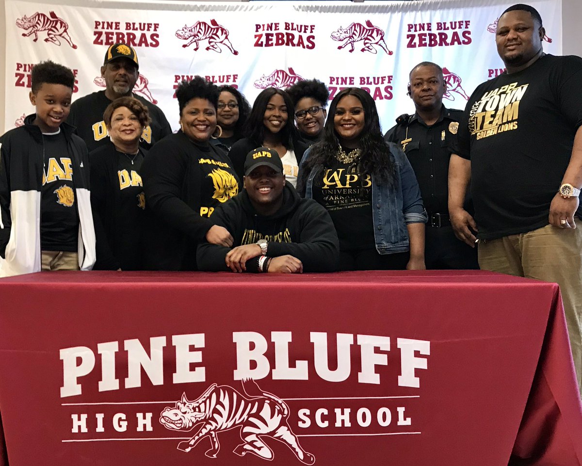 QuentonMoore's tweet photo. #NationalSigningDay 🖊 : @FooteJamaal &amp; @BerkarionB of Pine Bluff High made it official today with their signing to the University of Arkansas at Pine Bluff 🦁. @UAPB_FB are gaining to great HOME TOWN athletes! #Way2Finish 📌 https://t.co/J2cBBALAAJ