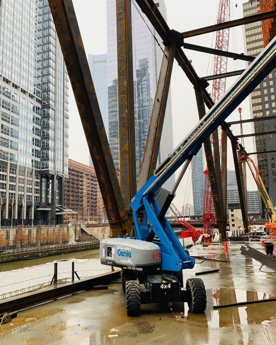 paultoddlambert's tweet photo. SO AWESOME to see the building take shape! Loving the look of the trident transfer columns and glad to see work resume after last week’s insane cold temps! #BofATower #ChiTownLegacy #110NWacker https://t.co/ubit1v9qFn