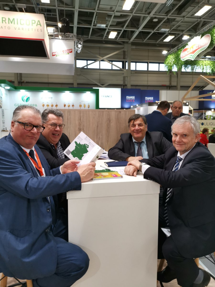 DunkerquePort's tweet photo. En direct de @Fruit_Logistica sur le stand de #DunkerquePort avec Destock FCL #deslog #logistics https://t.co/Y7pTCFzaJP