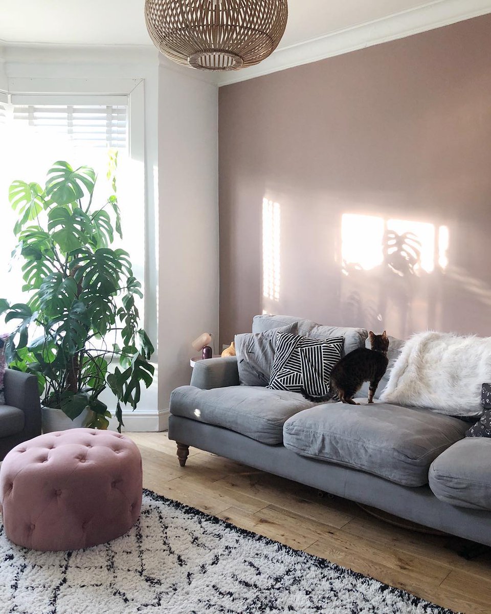 Sulking Room Pink, with its incredibly soft and powdery finish, creates a beautiful feeling of calm in this living room. Visit bit.ly/2t9Llap to order a sample pot and try this stunning shade for yourself! Photo by @thisismyhomestyle