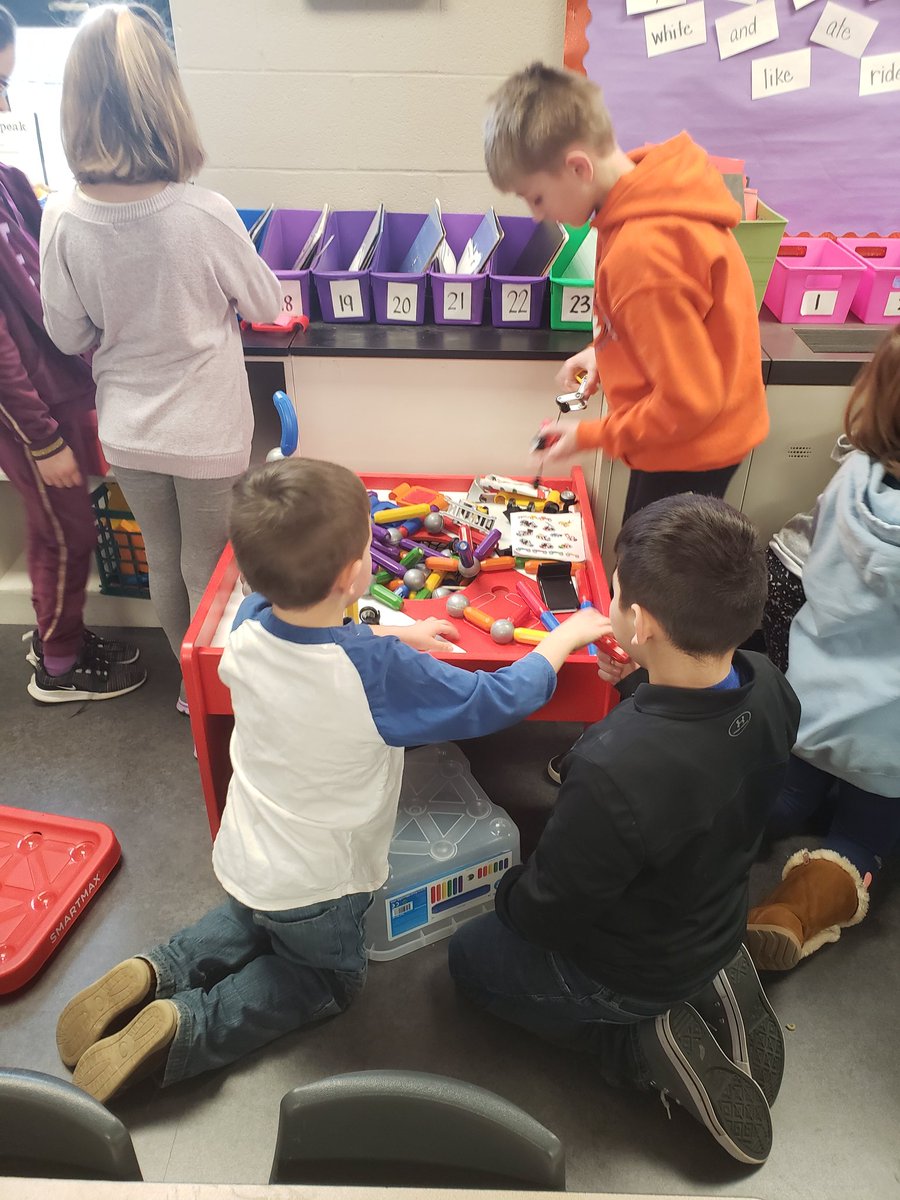 JessDeLuca3's tweet photo. We joined our kindergarten buddies for the Global Day of Play!! #BannerFamily #KidsDeserveIt @CourtneyConlee https://t.co/hMXrP3oyfX