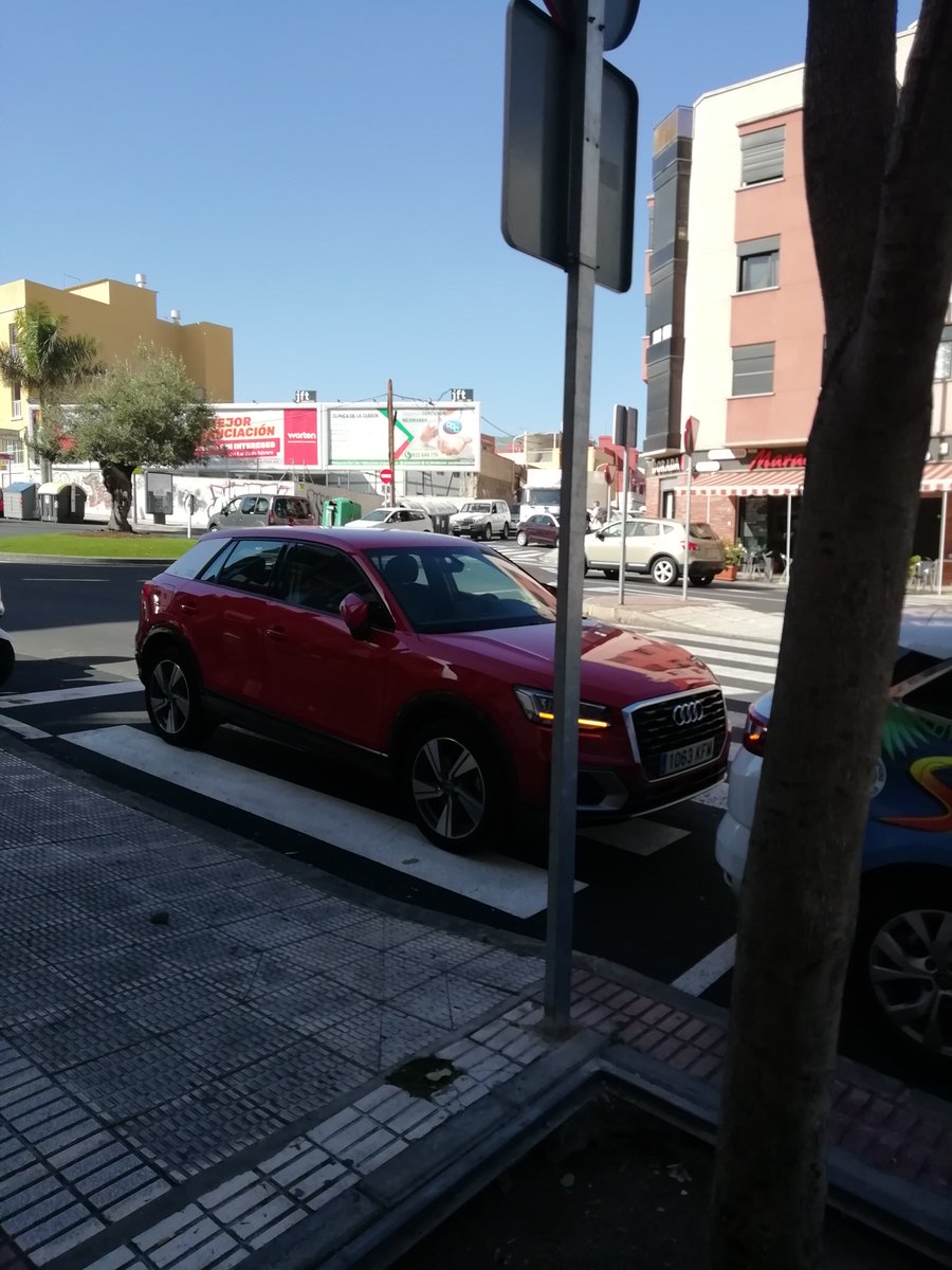 AnaGurdiel's tweet photo. @PoliciaTenerife @policialalaguna  en pleno paso de peatones en la. Rotonda del maracana La laguna ¿A quién tengo que llamar en estos casos? https://t.co/CGbSE4dyCA