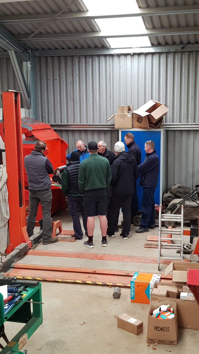 Good days education for <a href="/biggalondoners/">BIGGA London Section</a> <a href="/BIGGALtd/">British & International Golf Greenkeepers Assn.</a> with <a href="/garywoodward6/">Gary Woodward</a> from @BernhardGrinder looking into cylinder grinding and the importance of quality of cut. #alwayslearning