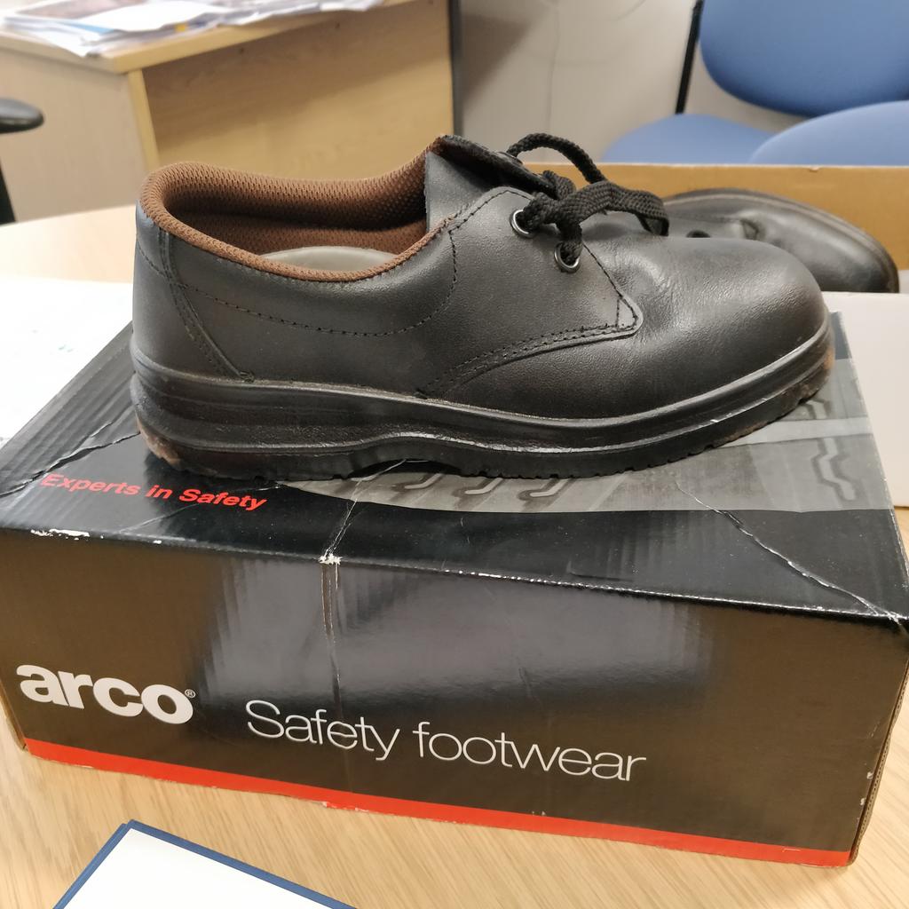 HHCoping's tweet photo. Back to the day job which includes asking my students for their shoe sizes so we can order some safety shoes from @ArcoSafety ready for building the emergency shelters they designed this week. 
#iatlhumas @IATL_Warwick @WarwickEngineer https://t.co/0JHWk2mkpu