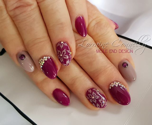 moleenddesign's tweet image. Mulberry and Stone
 #nailputtie #femmefatalenails #penthousecollection #bling #plumnails #handpainted  @scratchmagazine #gelpolish #nails #nailsoftheday #nailart #showscratch #scratchmagazine #notd #nailsofinsta #naildesign #naildesigns #shaftesburynails… bit.ly/2SwrqAS