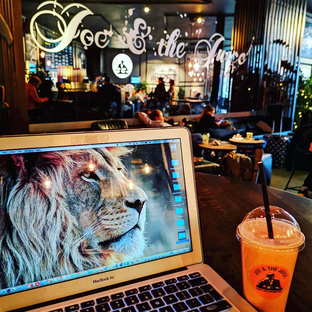 EliseQuevedo's tweet photo. I love #travel days...
Anyone else a fan of @joeandthejuice
#PowerShake is my choice drink... Great music, good vibes, some work before a โ๏ธโ๏ธโ๏ธ ๐
https://t.co/5KJyiqVh3l
