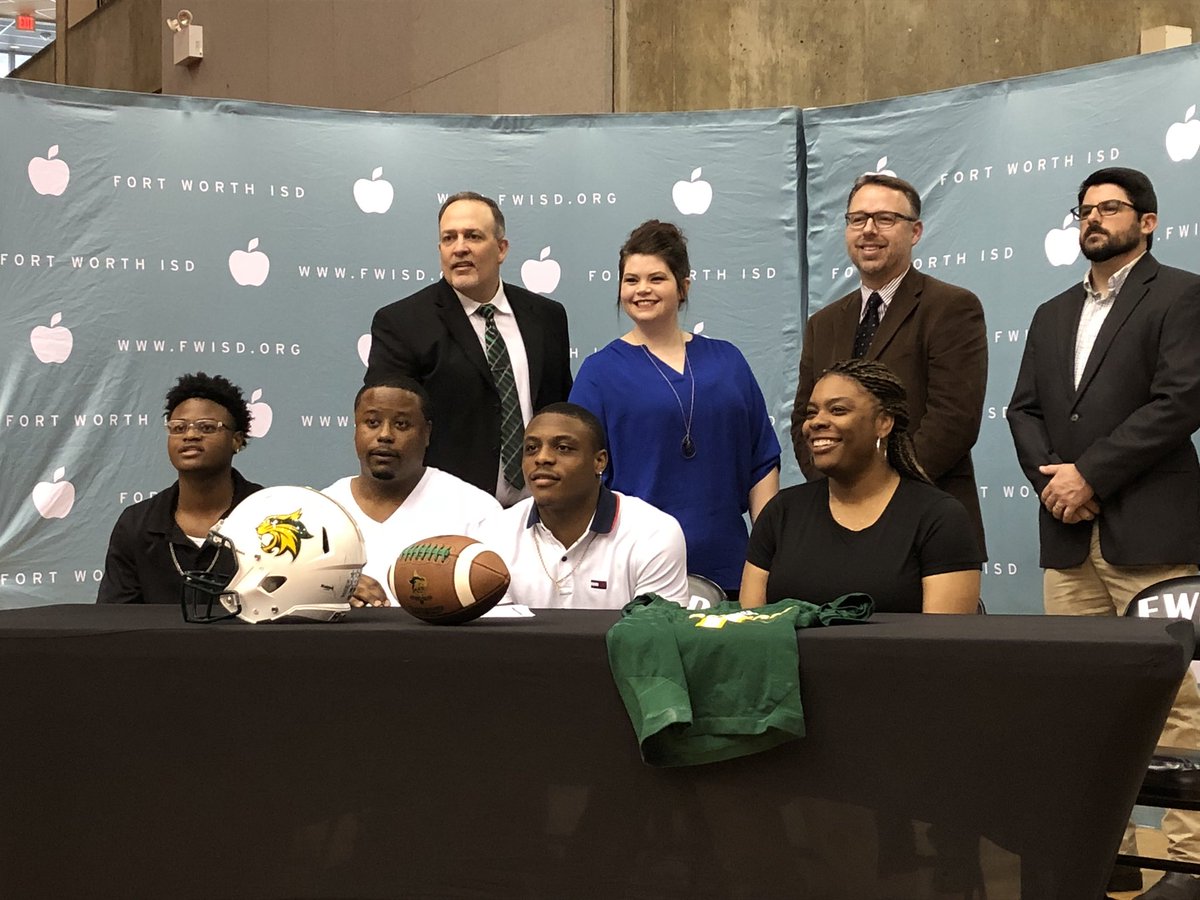 Gosset41's tweet photo. Benbrook RB @QLJ7_ signs with Southern Nazarene. Congrats @FWISDAthletics @BenbrookBobcats #NSD19 https://t.co/idEvojOj49