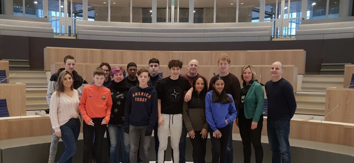 Vanmorgen samen met Mieke de Haas-Boogers een debat voorgezeten van de groep van ‘Playing for success’. Waar kinderen leren dat onderwijs, structuur en zelf verantwoording nemen ze verder brengt in de Maatschappij.

Leuk om ook eens deel van zo’n debat te kunnen zijn!