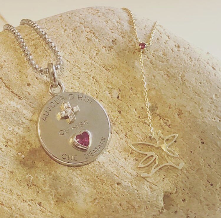 artifactoz's tweet image. 水沢アリーさんが、A.O.Zのルビーのネックレスについて書いてくださいました。

フランス語で「昨日より今日、今日より明日」という意味の言葉を刻んでいます✨

instagram.com/p/BtiBKjaHyhm/…