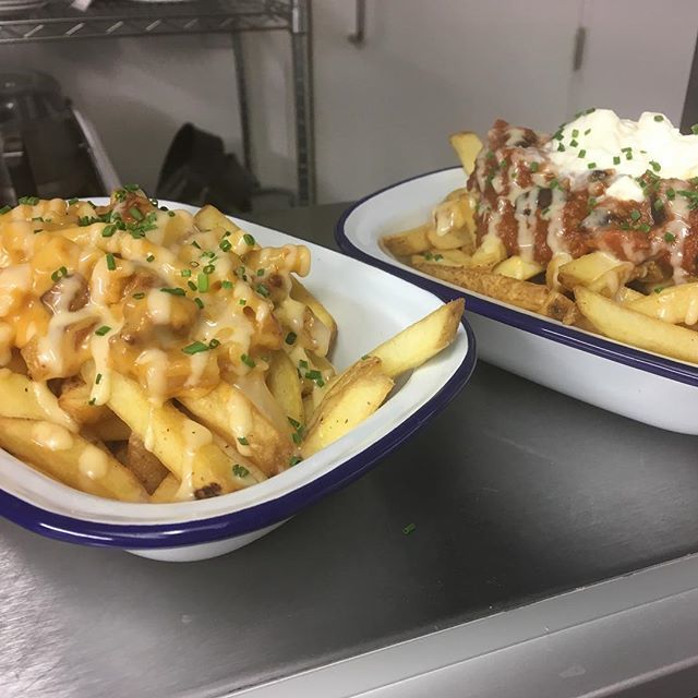 Smithys_Shack's tweet photo. Our loaded fries, chorizo mac and cheese, beef chilli and sour cream .
.
.
#chefs #chefslife #freshfood #localingredients #local #truecooks #smithysshack #chefsofinstagram  #suffolk #foodtruck #streetfood #foodstagram #instachef #instafood #foodporn #bur… https://t.co/xbIm0EWQcb https://t.co/BqxsA0oJtj