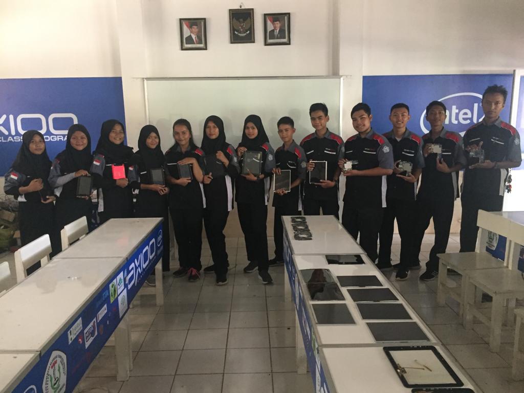 boeper_official's tweet photo. Alhamdulillah perangkat hibah dari Axioo telah sampai di SMK Budi Perkasa. Terimakasih kepada @AXIOOMANIA @axioo_id yang telah percaya kepada SMK Budi Perkasa untuk menjalankan Axioo class program
#axiooclassprogram #axiooindonesia
#axiooeducation #axioohibah2019 https://t.co/9eYQHGPz6l
