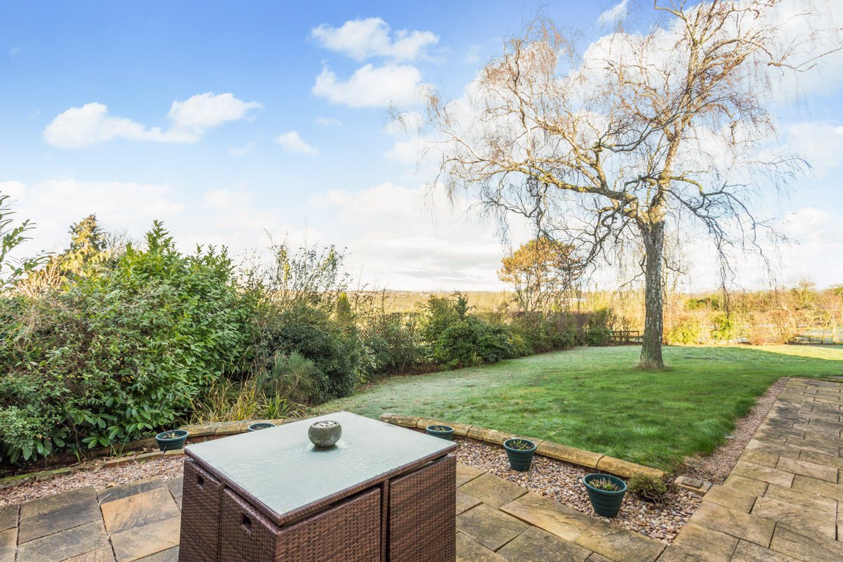 Hamptons_Broad's tweet photo. ** NEW ** Situated in a semi-rural position with views to Bredon Hill, a well presented 3 bedroom cottage with much character, a wonderful 1/3 acre garden, double garage and parking. Guide price - £450,000 https://t.co/Z6HY5wQcke