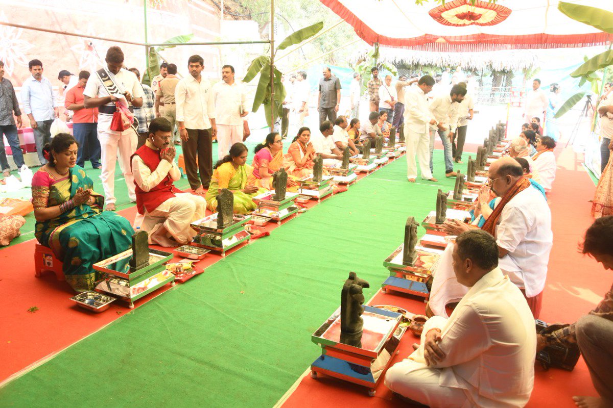 ఈ రోజు శ్రీ దుర్గా మల్లేశ్వర స్వామి వార్ల దేవస్దానము, ఇంద్రకీలాద్రి, విజయవాడ నందు నూతన ఆర్జిత సేవలో  శ్రీ కలెక్టర్ బి.లక్ష్మీకాంతం గారి దంపతులు పాల్గొన్నారు.