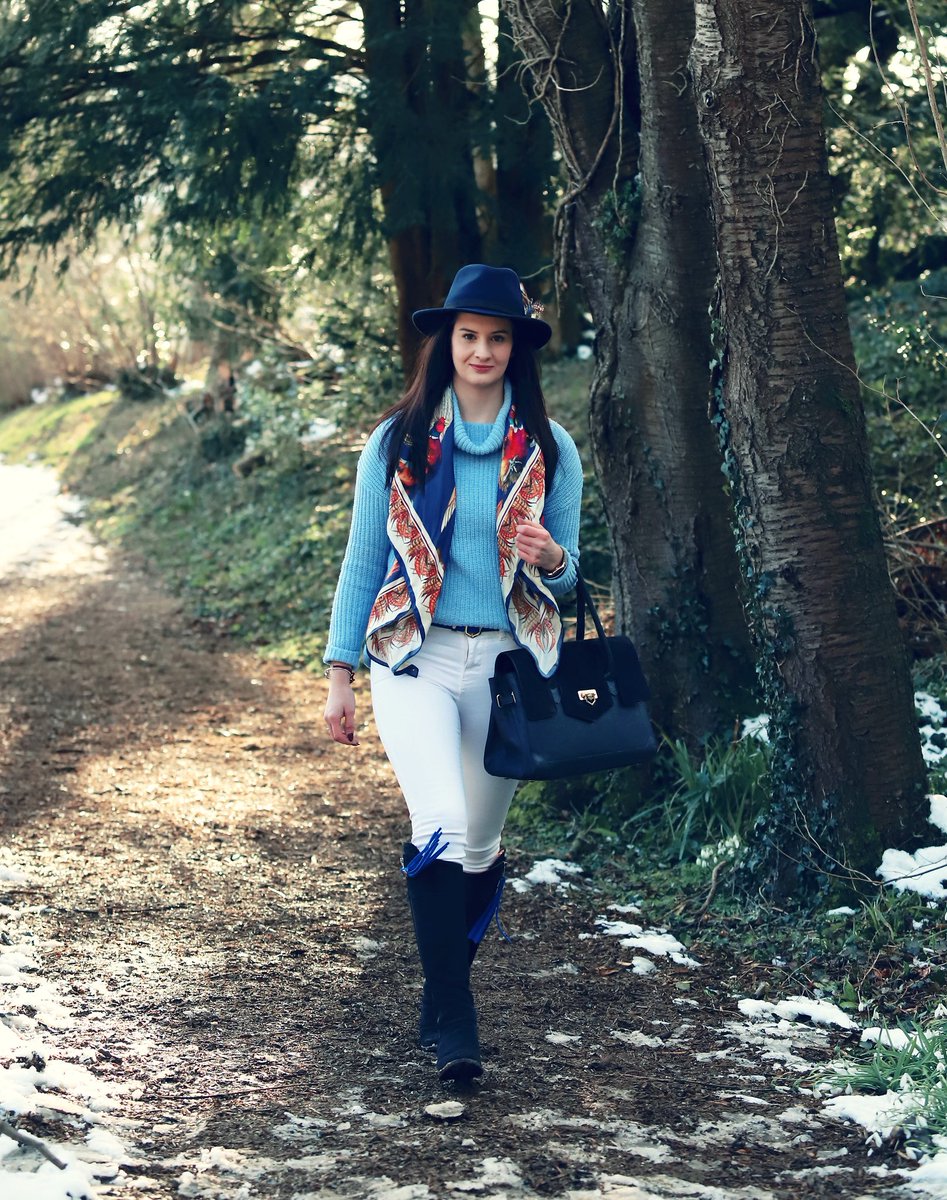#HumpDay outfit inspiration 💙 A gorgeous photo of Lucinda, styling a Loxley Shoulder Bag in Navy, captured by <a href="/eventslens/">Events Through aLens</a> 📸 #Fairfaxandfavor
