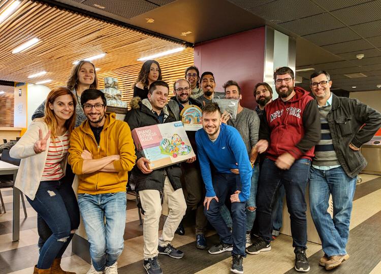 WeAreKairos_'s tweet photo. Nuestro compañero David ha sido papá hace poco y los compis de #KairósDS en el proyecto le hicieron unos regalos ideales para el pequeño. ¡Enhorabuena David! 👶🧡
#SomosKairos #KairosTeam https://t.co/96NJHWGAmd