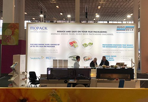 HBeck_Packaging's tweet photo. Herzlich willkommen auf unserem Stand F-08 in Halle 9! Wir zeigen live auf der #FruitLogistica wie mit #Verpackungsmaschinen von #Hugo_Beck und Folien von #mopack der Folienverbrauch bei Verpackungen für Obst und Gemüse um bis zu 70 % reduziert wird. https://t.co/pZjnjVZEdR https://t.co/biSOFaJhTE