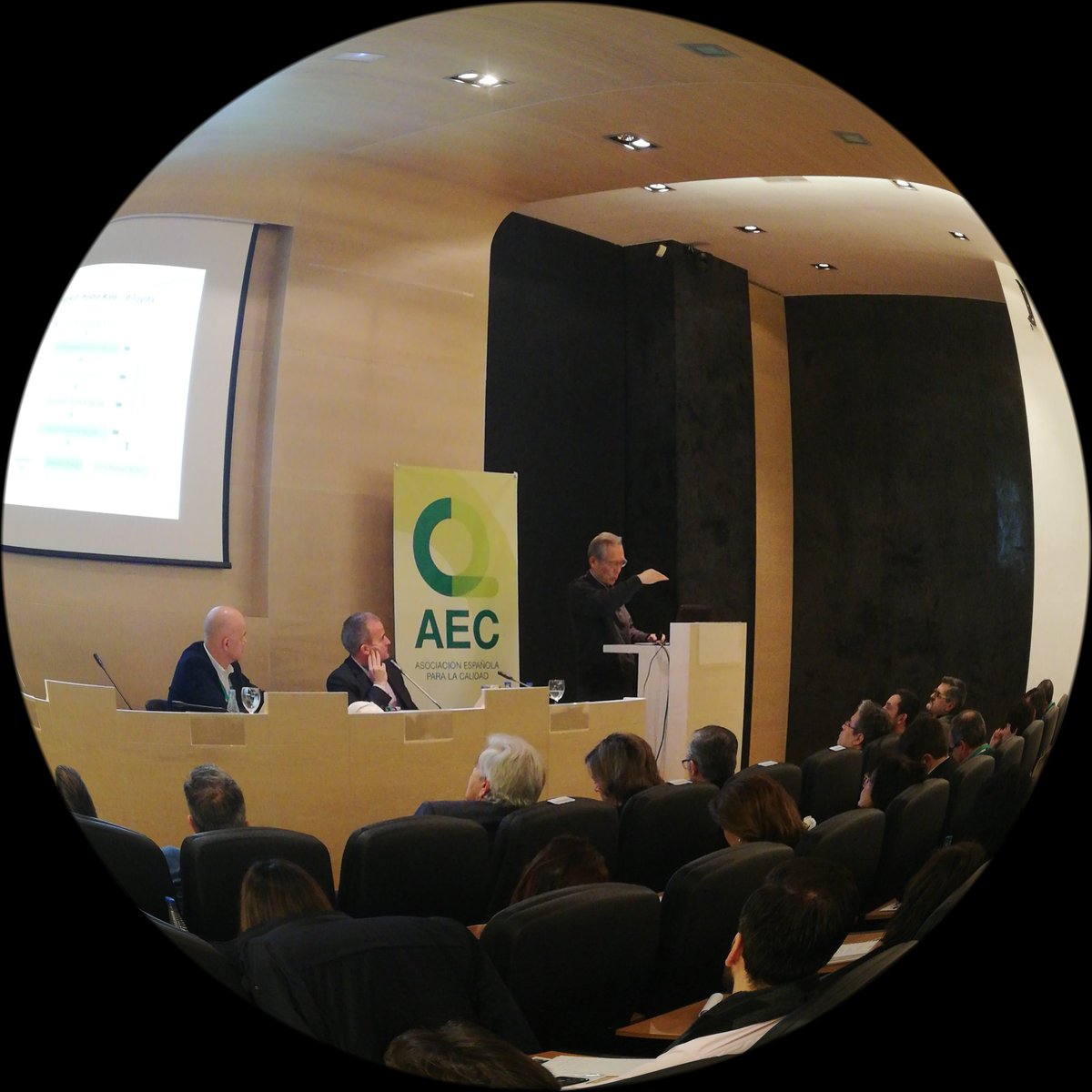 BeaMartinCalvo's tweet photo. Aprendiendo sobre #liderazgo con el mejor, #IsaoYoshino explica las claves de su experiencia en #Toyota en la #AEC_MasterClass de @aec_es https://t.co/cmSw1wMeRw