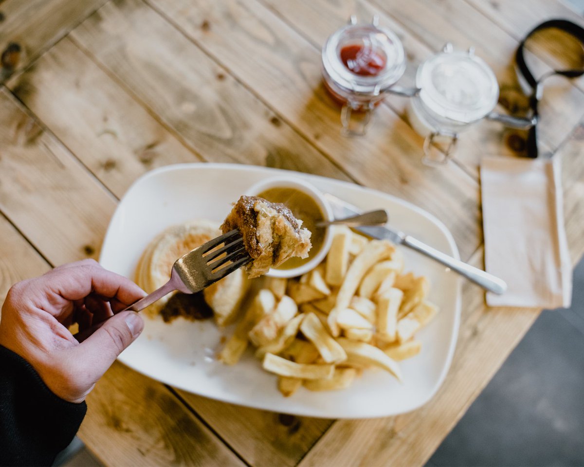 wtf_chippy's tweet image. We&apos;re indulging into some piping hot pie today, what&apos;s you favorite pie flavor?!

#fishandchips #chippy #fish #chips #fishandchipshop #londonfoodies #delicious #hammersmith #chiswick #finedining #foodbloggers #pieandchips #humpday #meatpie