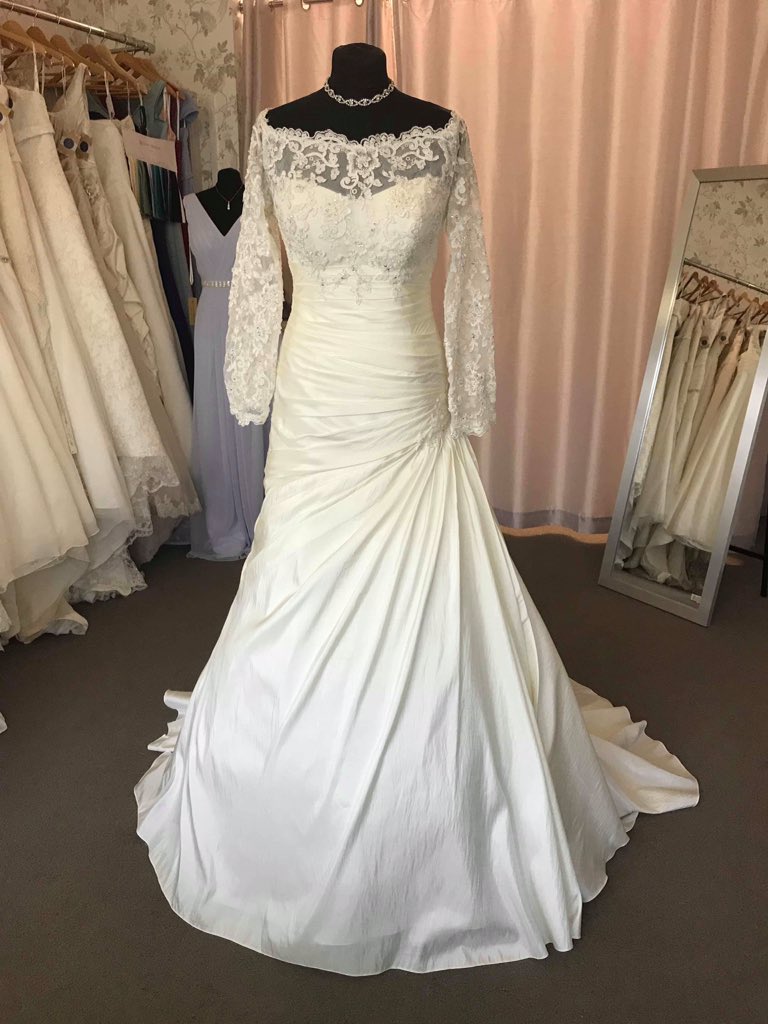 BridalRelovedB's tweet photo. 💕 Beautiful lace sleeves on this fabulous new Benjamin Roberts wedding dress!
#brides #weddingdress #hullweddings #eastyorkshireweddings #yorkshirebrides #bridalboutique #everley #bridalrelovedbeverley #retweet https://t.co/VeTVRJ5g6c