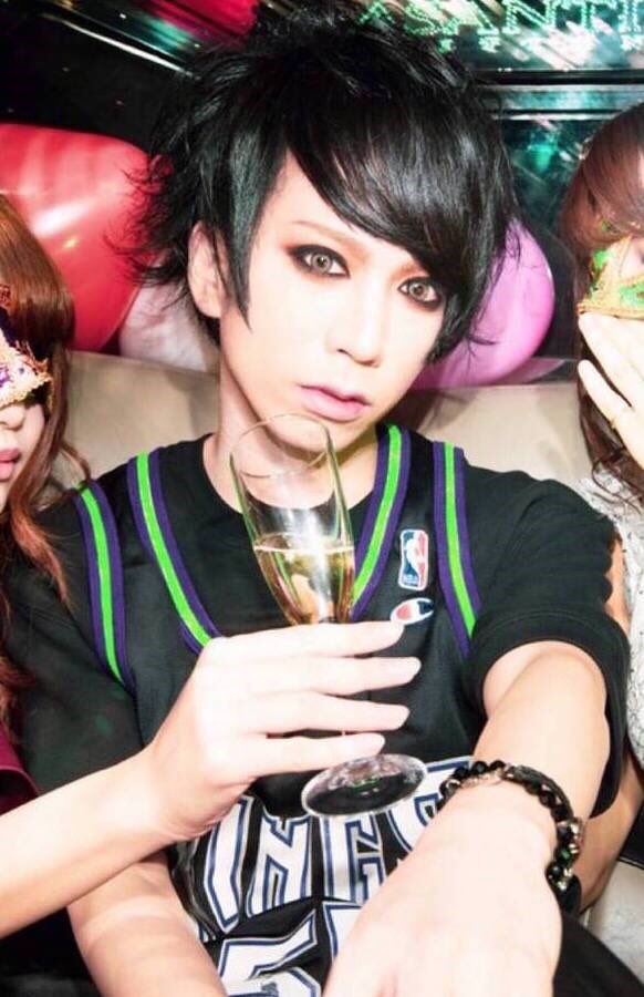 _VKholic_'s tweet photo. #NewBand
#Yoasobi @yoasobiofficial
+ 1st live on March 23rd at Ebisu club AIM
Gt. #RinrinOfJoy
Gt. #TAOPP
Ba. #GOGOKazuma
Dr. #FIMSatsuki
#vk #v系 #vkei #visualkei https://t.co/TXxB2fDs4k