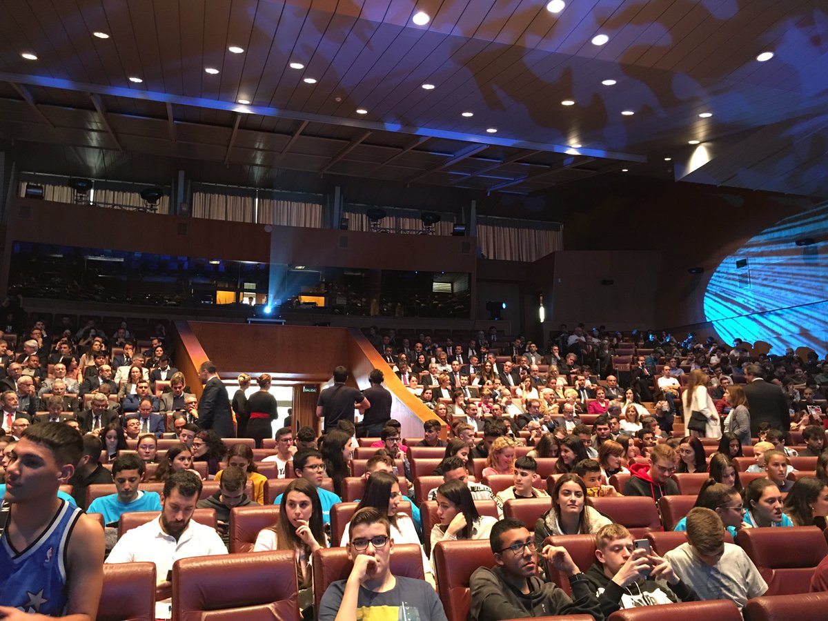 FPdGi's tweet photo. Mucha emoción en #LasPalmas 👏🏻 El acto de proclamación del #PremioFPdGi Empresa 2019 está a punto de empezar ⏰ ¿Quién será el ganador? Muy pronto lo descubriremos 👌🏻 https://t.co/BXQILV0iP7