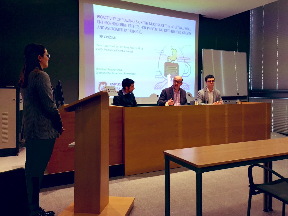 bioquimicaURV's tweet photo. En aquests moments, la investigadora Iris Ginés del grup de recerca #MoBioFood del nostre departament presenta la seva #TesiDoctoral centrada en l’estudi de l’efecte enteroendocrí del #GSPE sobre la mucosa de la paret intestinal. Moltes felicitats Doctora!! https://t.co/L5Q5dV16Pz