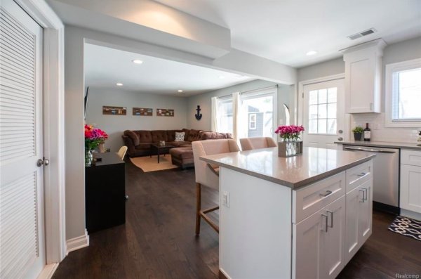 MI_REALTEAM's tweet photo. 😍ABSOLUTELY STUNNING ROYAL OAK BUNGALOW😍

⭐️Totally Updated 
⭐️1,346 SqFt
⭐️4 Bed, 2 Full Baths 
⭐️Garage

Visit https://t.co/joIsnb5KyG for all the details!! https://t.co/h7gKj1YSqb