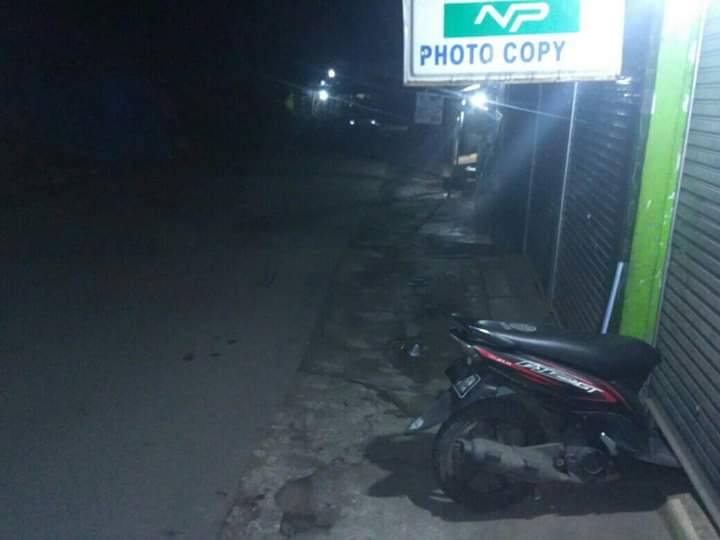 Cara mengamankan sepeda motor;

Kunci stang❌
Masukin setengah bagian motor ke rolling door✔️