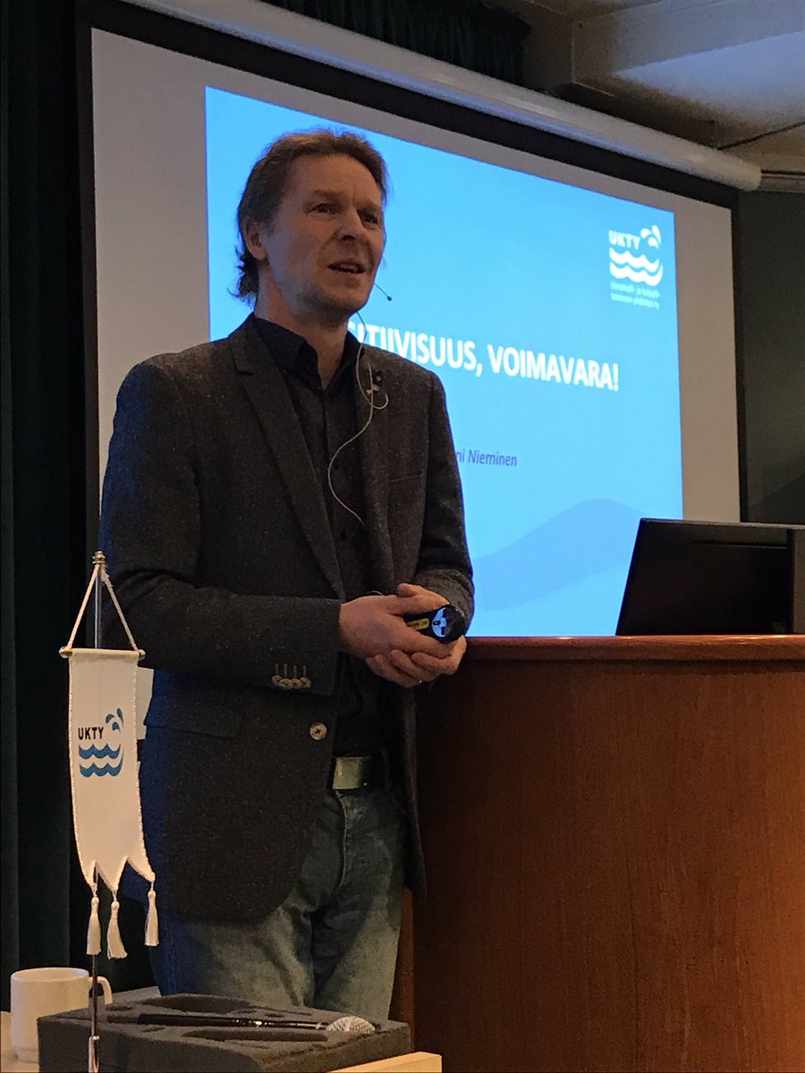 ukty_ry's tweet photo. Avauksen jälkeen olympiavoittaja @tmitoni innosti osallistujia positiivisuuteen. Asettakaa tavoitteet, kertokaa niistä myös muille ja suunnitelkaa toimenpiteenne tavoitteidenne pohjalta - positiivisia asioita korostaen. #vukp https://t.co/E8hau9OAu8
