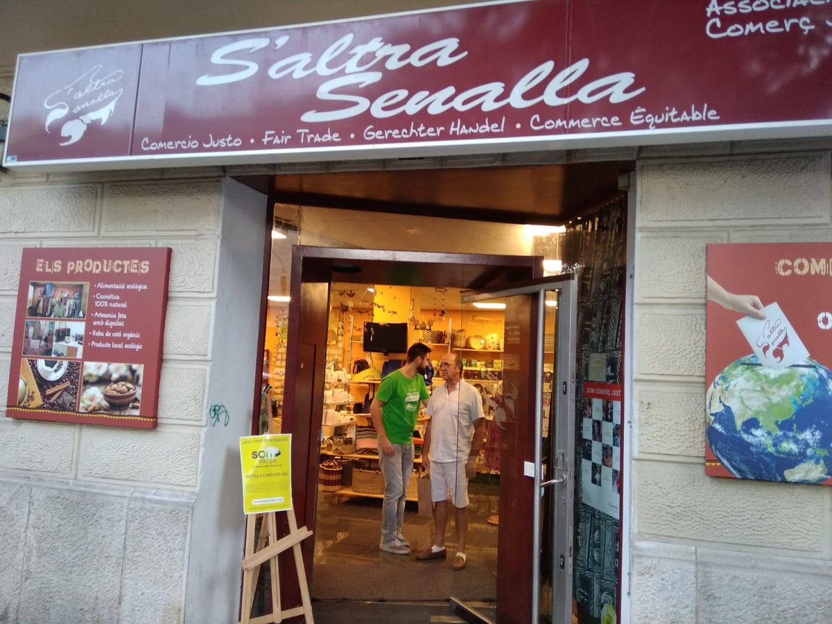 Ecotxe_SM's tweet photo. Avui (17h) compartirem Punt d'Informació amb @SomEnergiaMallo a la botiga de @SenallaSaltra a #Palma.
Si tens dubtes o preguntes, vine i t'explicarem què és el #carsharing, #CotxeCompartit o #CotxeMultiusuari.
T'hi esperam! https://t.co/mFzYwpnNb0