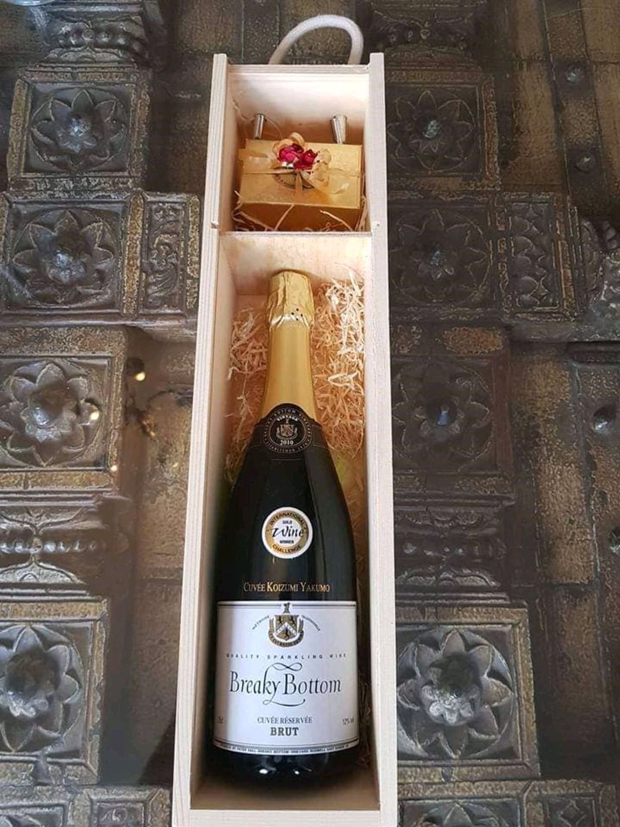 English Wine Box tweet media