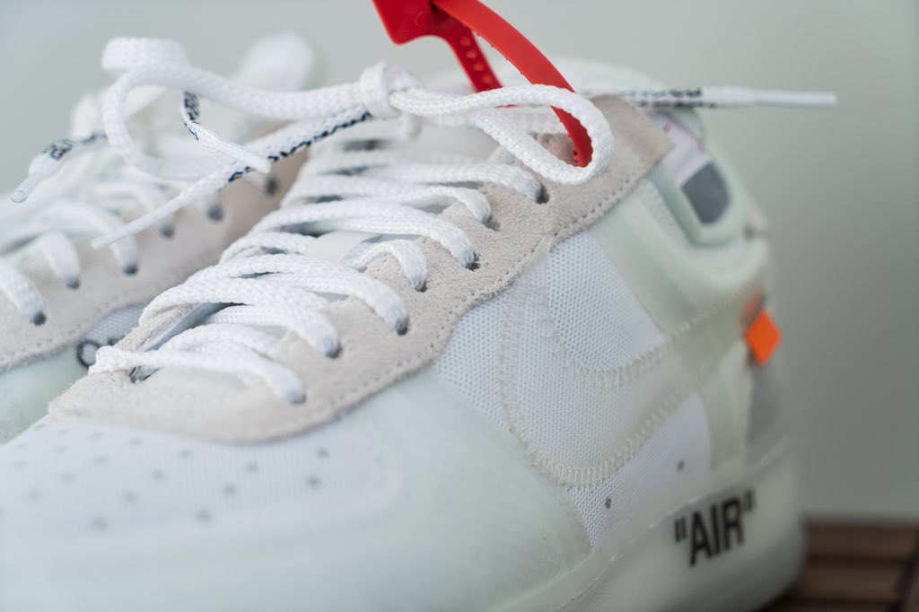 Ghemon's tweet photo. Ho deciso di mettere all’asta le scarpe del mio esordio sul palco di #Sanremo2019 . Il ricavato andrà in beneficenza a @nevergiveuporg associazione che si occupa patologie e disturbi legati all’alimentazione. 
Retwittate più possibile!

https://t.co/ErPdnZ4zep https://t.co/WjKmLlzaaE
