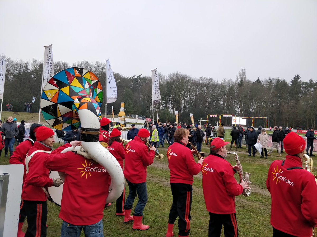 Sportscom_BE's tweet photo. De sfeer zit er hier al goed in op de @BricoCross in Maldegem! 🎶🚴 #BusinessThroughSports https://t.co/rex484jLSI