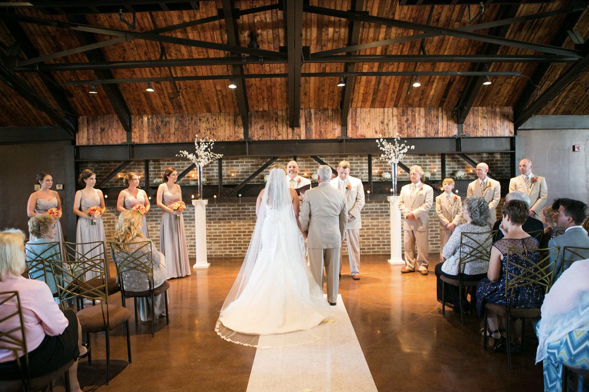CANAL_337's tweet photo. When daddy gives her little girl away 👰🏼💕🤧 #athomasbride #downtownweddingsindianapolis #indianapolisweddings #indianapolisweddingceremony #weddingvenueindianapolis #thomascaterers https://t.co/oAwDdhbrjR