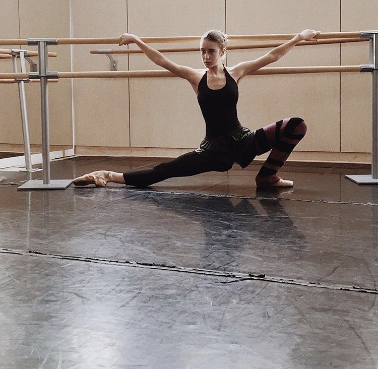 AgoneyAmaia's tweet photo. @Mariapedraza_ Por si alguien tiene dudas de esto, por esto es por lo que te conozco desde hace años, por ser bailarina, hasta que empecé a verte después en series. Por cierto me hipnotizan tus fotos, mis favoritas las del aula de ensayo. https://t.co/RZFousOZkp