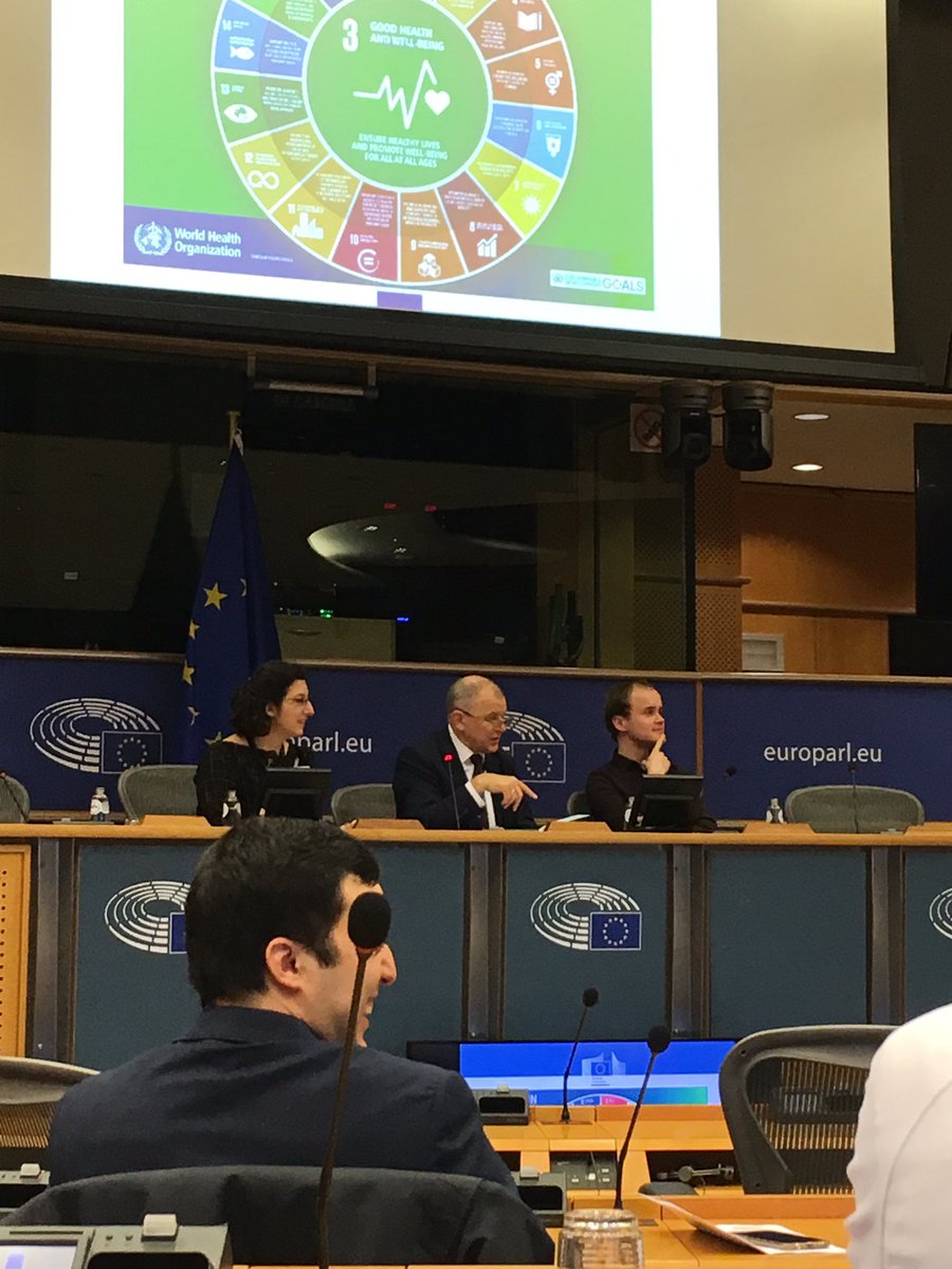 FCapeceM's tweet photo. @healthparl @V_Andriukaitis #WeRun4Health such an energetic guy today with us #EHP4 https://t.co/RnPCCanzfY