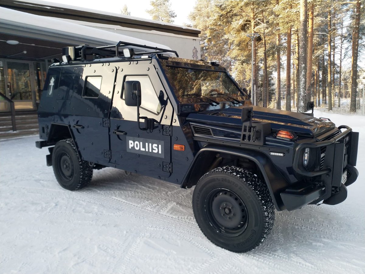 poliisioulu's tweet photo. Uusi poliisin työturvallisuutta parantava "Hevi" on saatu #Oulunpoliisi’n käyttöön. Panssaroitua ajopelia käytetään normaalissa partioajossa, hälytystehtävissä, erilaisissa turvaamistehtävissä ja yleisötilaisuuksissa. 
#hevi https://t.co/nXg0aW0jBu