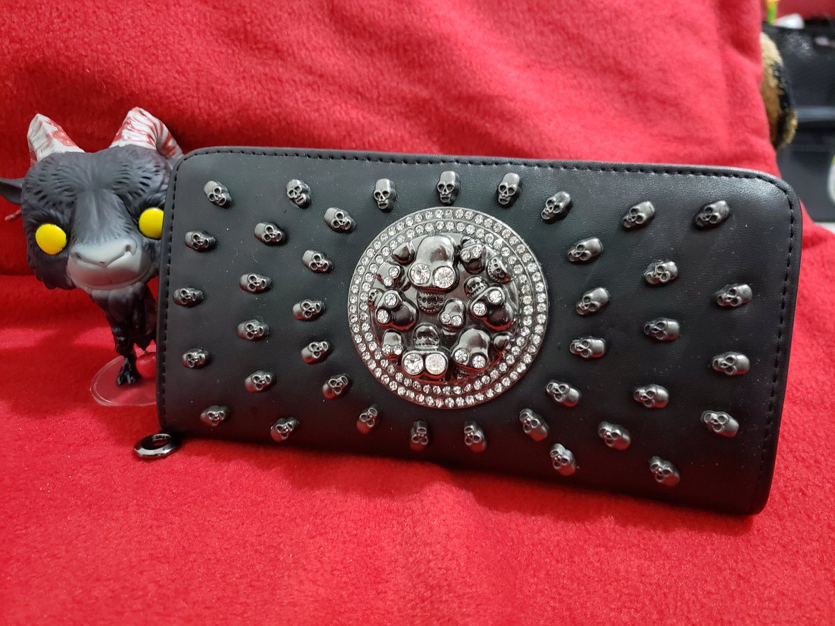Pihquena's tweet photo. Carteira em courino PU com caveiras debitadas, para quem não dispensa estilo e qualidade...
#gothicfashion #darkfashion #moda #bolsa #carteira #rock #gothgoth #alternativeoutfit #baphomet #skull #caveira #gothic #gotico #style #acessórios https://t.co/5I163DCoLD