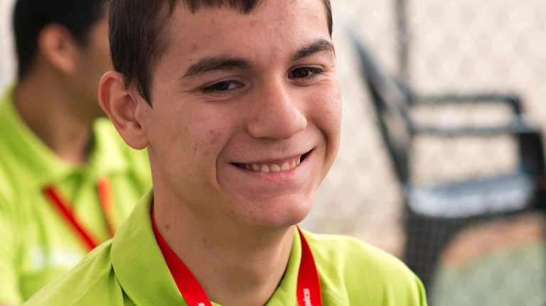 Anatoly nació en Kiev en 1995, y es considerado un niño afectado por el accidente nuclear de Chernóbil. Tras pasar sus primeros años en orfanatos, fue finalmente acogido por una familia española. La suya es una de las historias detrás de Más que Tenis: bit.ly/2SBFfxQ