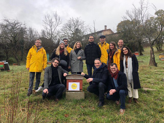 rglucks1's tweet photo. Soutien aux apiculteurs de Midi-Pyrénées dans leur lutte quotidienne pour la survie des abeilles et de leur métier. 
Et longue vie à la ruche Place publique! https://t.co/gXEvWFI15z