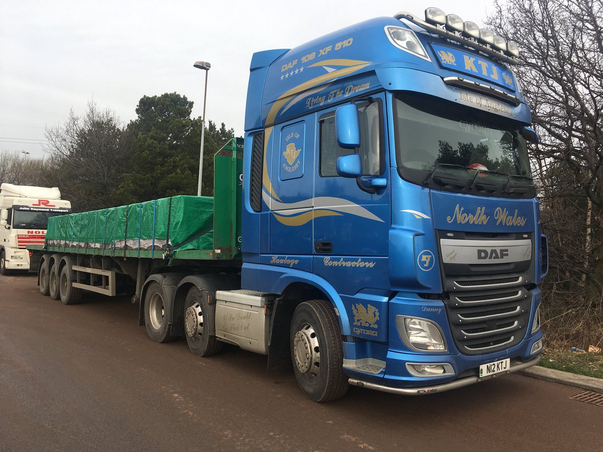 tony_pari71's tweet photo. on the bricks today @DAFTrucksUK @DAFTrucksNV @gwyneddshipping #sheeting #oldschool #trucking #flattrailer https://t.co/JJTwQyoR56