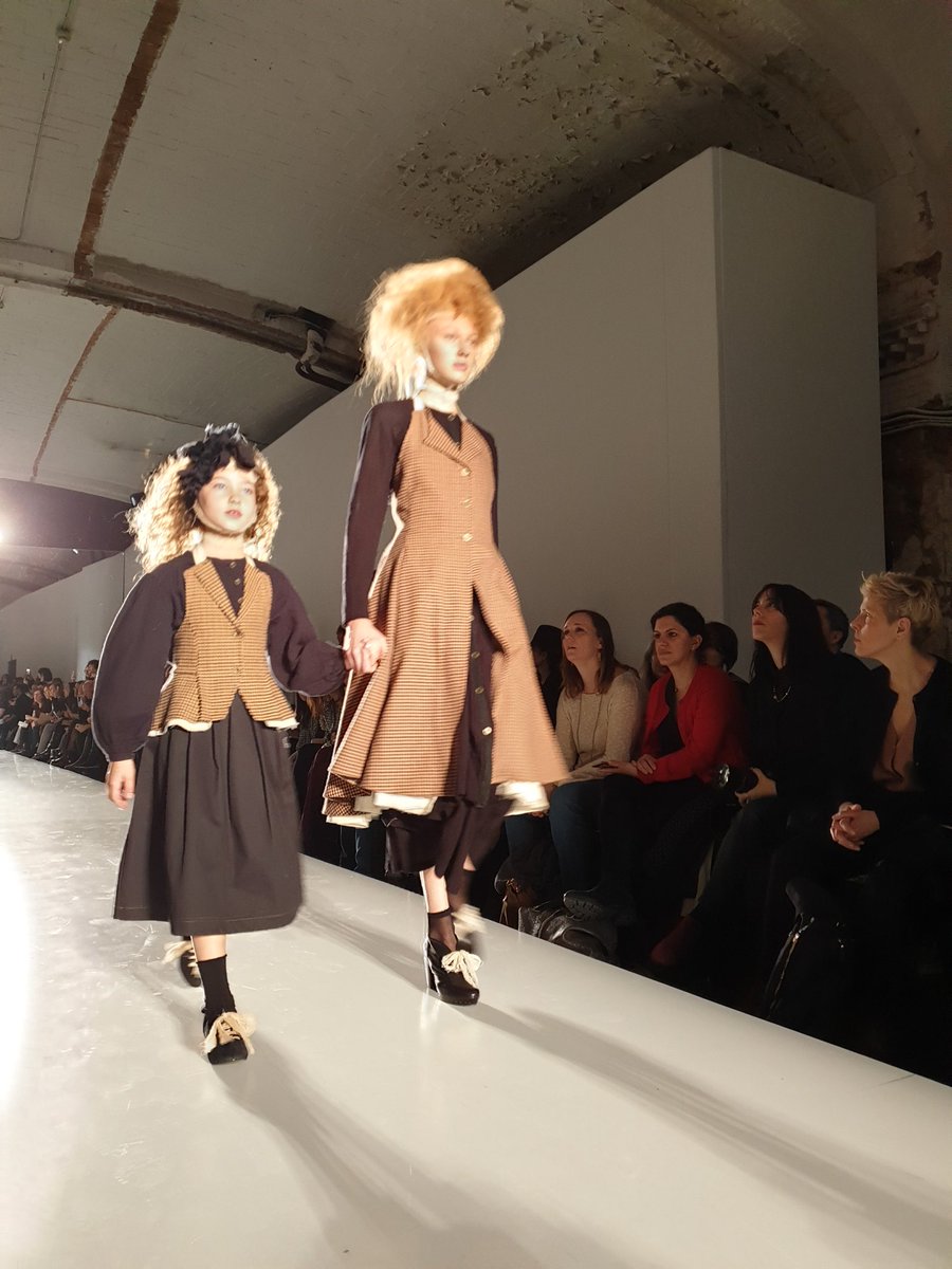 ilovehye's tweet photo. #LittleCreativeFactory #080bcnfashion #Barcelona
쇼보고 왔다. 춤과 팬션쇼가 어울어진 멋진 시간을 보내서 종일 설렌다. 멋진 새해 첫날🌸 https://t.co/oJXM4Nzhww