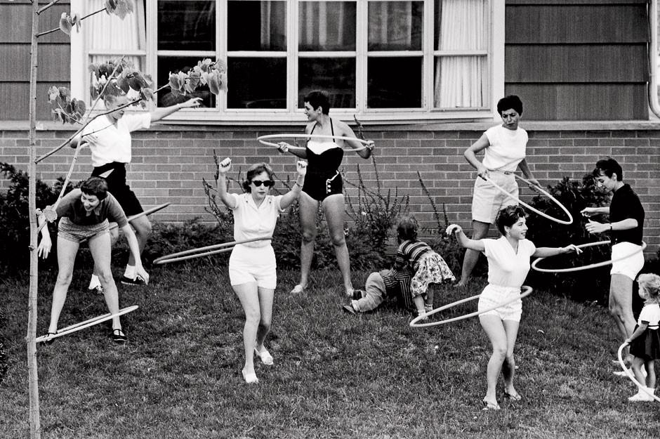 3sageswellness's tweet photo. Did you know hula-hooping was the most popular form of exercise in the 50s? 
.
.
.
#threesages #sipsofwellness #tbt #throwbackthursday #wellness #health #healthylifestyle #healthy  #nutrition  #healthylife #life #mindfulness #wellbeing #selflove #selfcare #hulahoop https://t.co/Kv2AsZ6bkJ