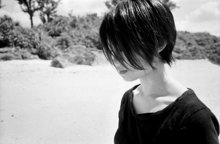 濵口真央 Mao Hamaguchi 昔まゆこさんとシューゲイザーごっこをした時の写真 沖縄北部の海 です 明日美容室に自分の写真を持って行くのはちょっと恥ずかしいのですが 久しぶりにこの髪型にしたくなりました 今ツーブロックにする勇気がないけれど